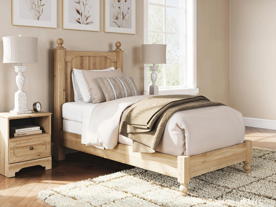 Galletyn Panel Bed